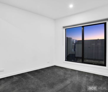 Nestled in quiet location with City Views! - Photo 2