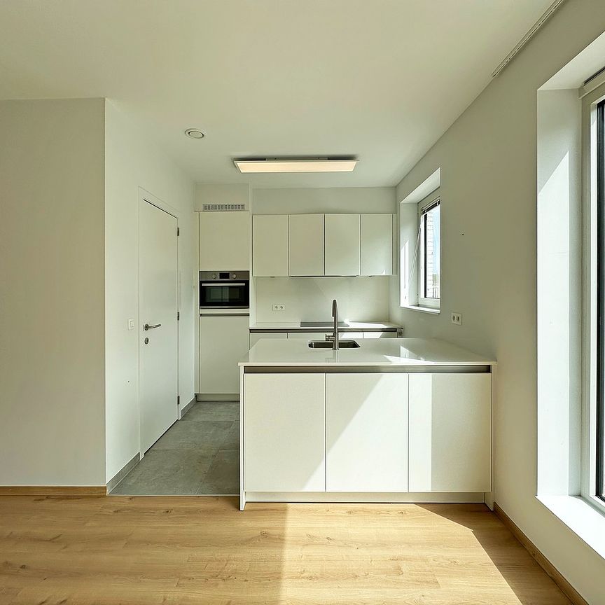 Modern en lichtrijk appartement met groot terras te Deurne. - Photo 1