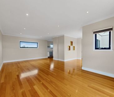 Flipped Coburg living - Photo 2