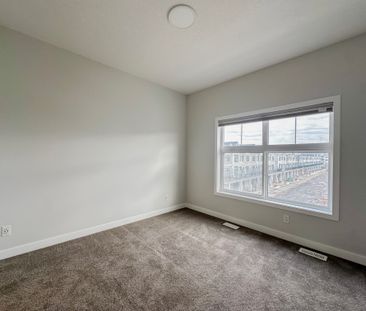 2 Bed + Den Townhome In Quarry Park With Garage & A/C - Photo 5