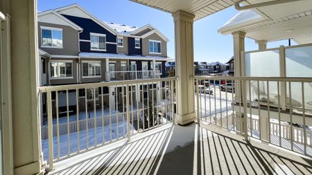 Stylish 3 Storey Townhome With Dual Primary Suites & Attached Garage - Photo 2