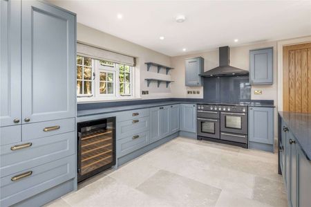 Spacious and well-presented family home just outside of Stow-on-the-Wold. - Photo 2