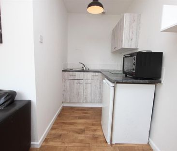 1 bedroom Flat To Let - Photo 2