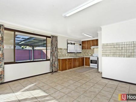 IMMACULATE FAMILY HOME LOCATED IN A PRIME POSITION - Photo 2