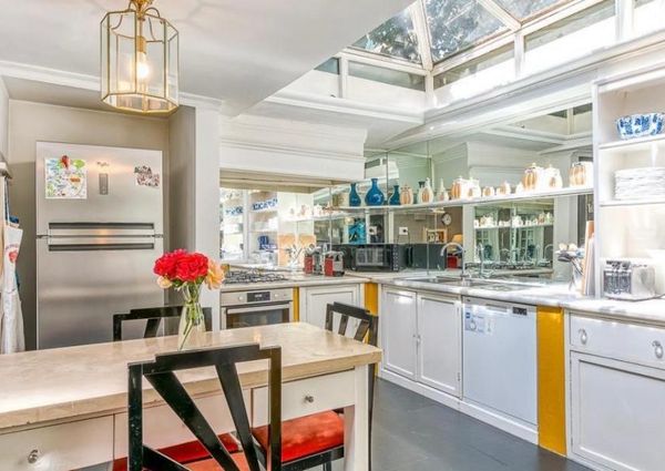 Villa-Parioli: Beautiful independent house with large private garden and terraces. Spacious living, formal dining, study-music room, sun room, 5 bedrooms, 4 bathrooms, parking. rif 163