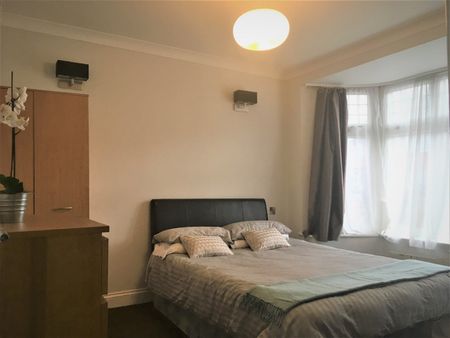 3 Bed Semi-Detached House, Cheviot Gardens, NW2 - Photo 2