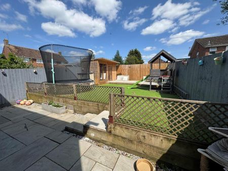 4 bedroom semi-detached house to rent - Photo 3