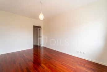 Apartamento T2 renovado para arrendar na Rua São João Bosco