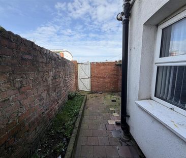 2 bedroom end of terrace house to rent - Photo 6