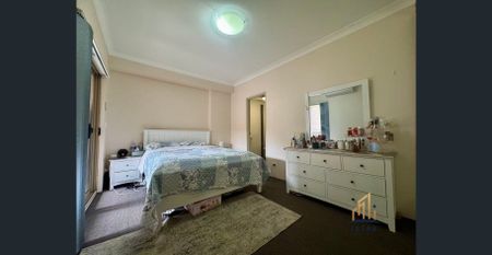 SPACIOUS TWO-BEDROOM APARTMENT - CLOSE TO TRAIN STATION - Photo 4