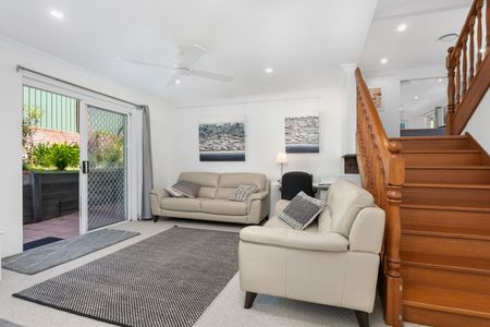 Huge family sized home on the coast with loads of storage inside and out, 500 meters from the water's edge. - Photo 3