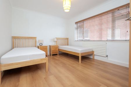 3 bed apartment to rent in Canford Court, Cliff Drive, BH13 - Photo 2