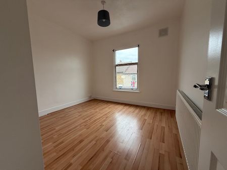 Semi-detached House to rent - Hill House Road, Dartford, DA2 - Photo 4