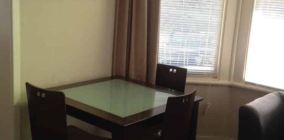 Fully Furnished - Spacious one bedroom plus study - Photo 2