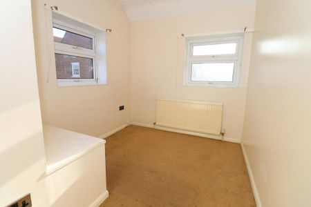 3 bedroom end of terrace house to rent - Photo 3