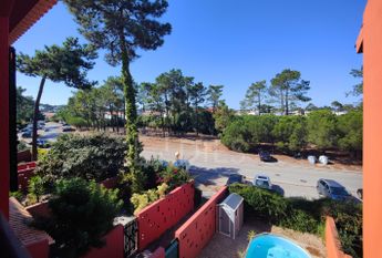 Apartamento T1+1 mobilado e com varandas, no condomínio da Herdade da Aroeira