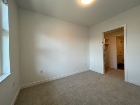 Upscale Main Floor 1 bdrm + Den Condo near Downtown - Photo 2