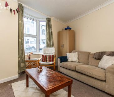 4 bedroom end of terrace house to rent - Photo 2