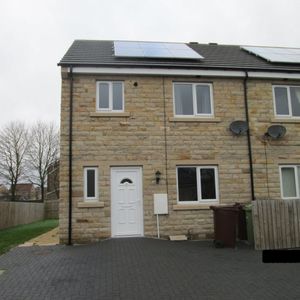 3 bed Town House - To Let - Photo 2