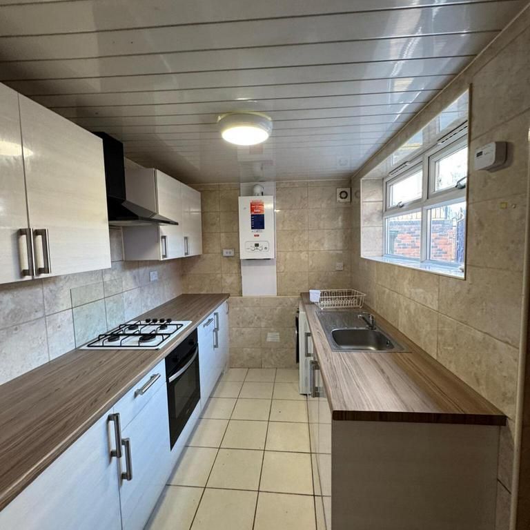 4 bedroom terraced house to rent - Photo 1