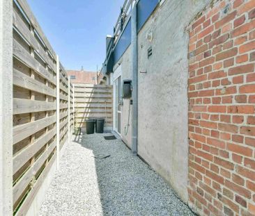 Gerenoveerde rijwoning met 3 slaapkamers en tuin te Roeselare - Photo 1