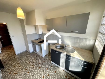 À louer : St Cyprien - grand T2 de 47m² avec balcon, cave et cellier. - Photo 2