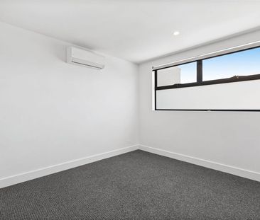Exceptional 4 Bedroom Family Home in a Court - Photo 2