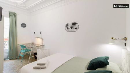 Room for rent in 7-bedroom apartment in Barcelona - Photo 5