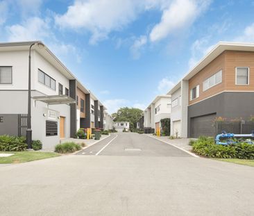 Modern Four Bedroom Townhouse with ducted air con! - Photo 4