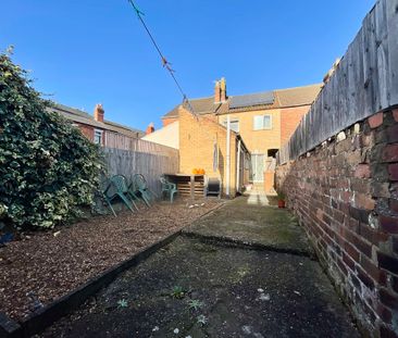 3 bedroom Mid Terraced House to let - Photo 2