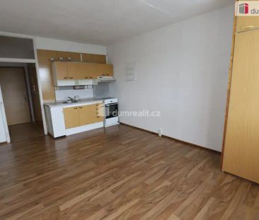 Udržovaná slunná garsonka s výhledem na Rolavu v Karlových Varech - Photo 3