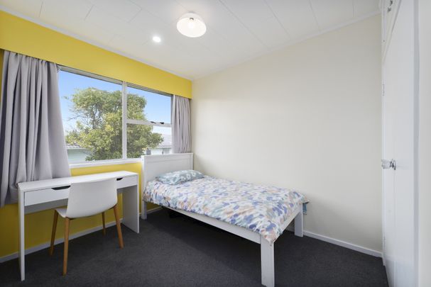 West Is Best – Cozy 2-Bedroom Standalone Home with Spacious Living - Photo 1