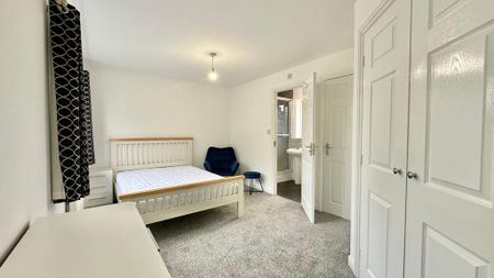 1 bedroom in a house share to rent - Photo 4