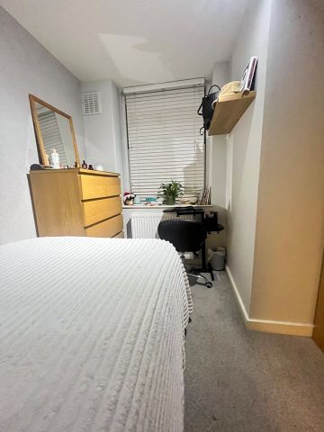 Room in a Shared House, Beverley Court, W4 - Photo 3