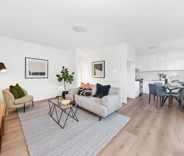 Stunning Fully Renovated 3-Bedroom Apartment - Photo 2