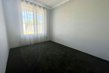 Neat & Comfortable Home in a Super Convenient Location! - Photo 3