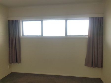 Sunny City Fringe Apartment | Carpark Included | - Photo 4