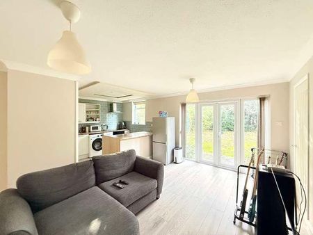 Ford Court, Beaulieu Road, SO45 - Photo 2