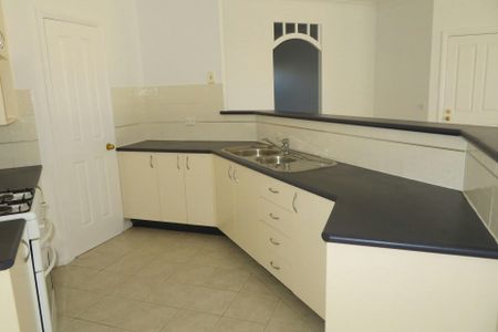 FRESH AND BRIGHT SPACIOUS 3 BEDROOM HOME! - Photo 5