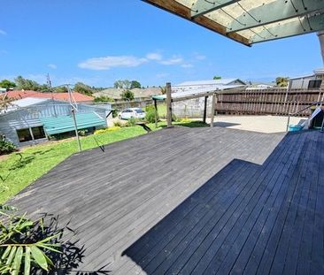 This well-presented three-bedroom, one-bathroom home is ideally loc... - Photo 6