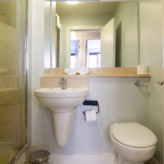 Stylish 3-bedroom apartment for rent in Old City, Dublin - Photo 1