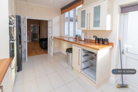 1 bedroom in a house share to rent - Photo 4