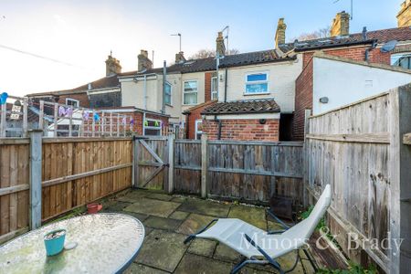 3 bedroom terraced house to rent - Photo 4