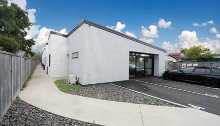 Luxury Living in Prime Location - 3 Bedroom Designer Apartment - Photo 5