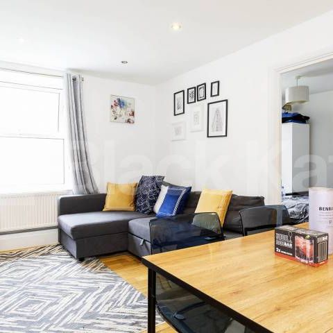 Two bed apartment located within a gated double fronted development - Photo 1