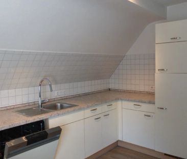 Sehr gemütliche und ruhige 2-Zimmer-Wohnung im DG mit Einbauküche u... - Photo 2