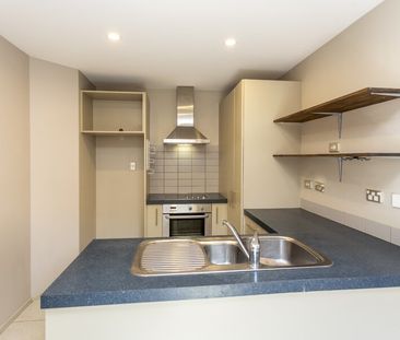 Lovely 3 bedroom townhouse with great parking options! - Photo 2