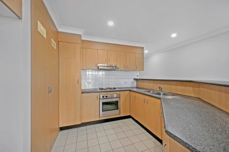 Spacious Top-Floor Apartment with Study-Steps to Station & Westfield - Photo 5