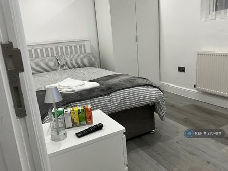 1 bedroom in a house share to rent - Photo 2