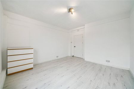 Top floor three bedroom flat with plenty of natural light flooding through the property. Situated a short walk from Southside, Wandsworth shopping centre and Wandsworth Town which has good transport links into Waterloo. - Photo 3